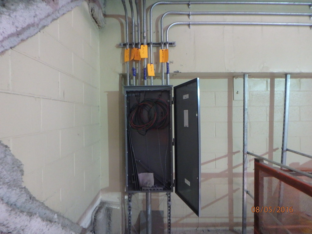 Installation d'une alarme et d'un détecteur de mouvement dans une maison